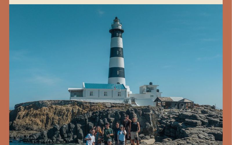澎湖三天兩夜行程中的漁翁島燈塔與旅客合照